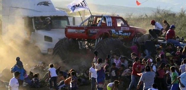 Kamyonet Seyircileri Ezdi, 7 Ölü