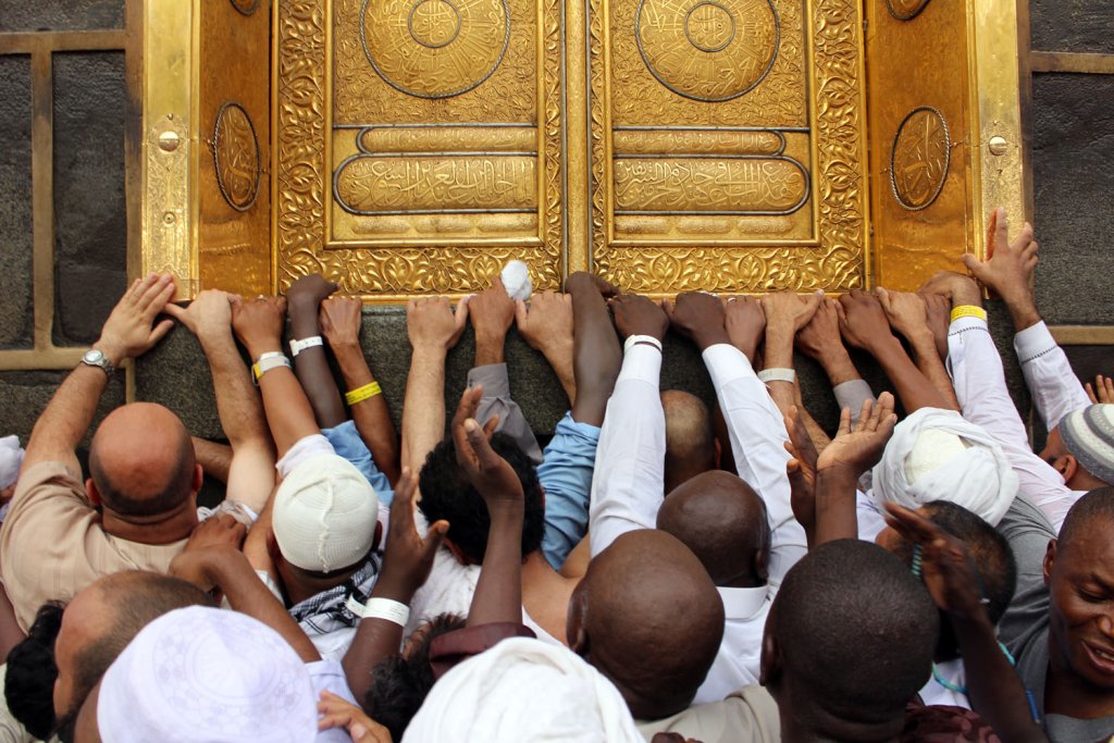 Hacı Adayları Kabe’ye Akın Etti