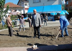 İmece Usulü Parke Taşı Döşüyor