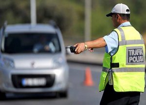 Yakalanacağını Anlayınca Tır'ı Bırakıp Kaçtı