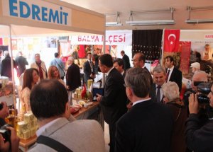 Edremit Belediye Standı Siyasilerin Gözdesi Oldu