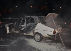 Arabasına Benzin Dökü Yaktı