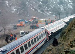 Malatya'da yük treni otobüse çarptı: 6 yaralı  