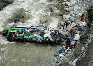 Peru'da Yolcu Otobüsü Nehre Uçtu: 50 Ölü