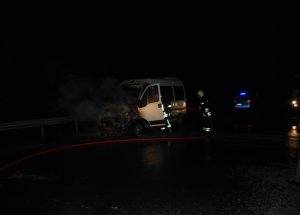 Seyir Halindeki Minibüs Alev Aldı