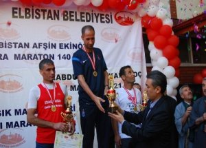 140 km'yi 13 saat 3 dakika da koştu