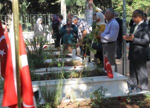 Mersin Şehitliği'nde Hüzünlü Bayramlaşma