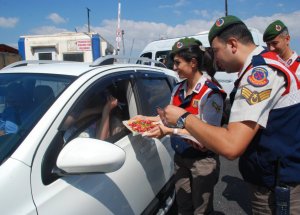 Jandarma Tatilcileri Bayram Şekeri İle Karşıladı