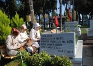 Şehit Yakınları Dua Etmek İçin Şehitliklere Akın Etti