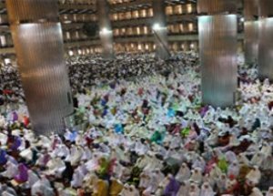 Endonezyalılar Camilere Sığmadı