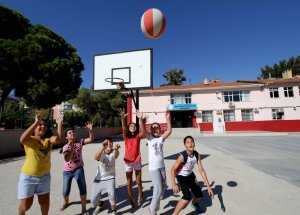 Karşıyaka Belediyesi’nden Okullara Park Jesti