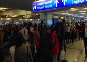 Havalimanında 1 km Pasaport Kuyruğu