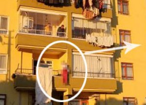 Balkondaki Manzarayı Görenler Dehşete Kapıldı