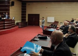 Vali Yardımcısı'ndan Salonu Terk Ettiren Fırça