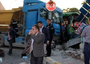 İETT otobüsü Kaza Yaptı