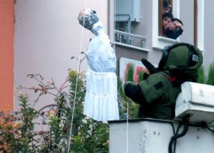 Kız Yurdunun Karşısına Astılar