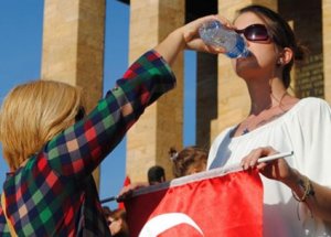 Anıtkabir'de 'duran kadın' Eylemi