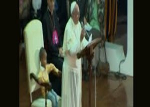 "Afacan çocuk" Papa'nın Sandalyesine Oturdu