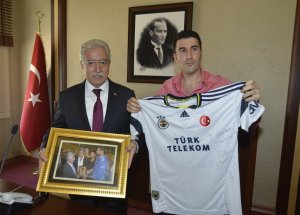 Kaleci Volkan’dan Aldırmaz’a Forma