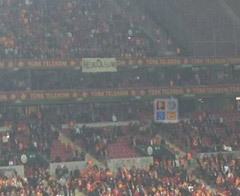 Arena'da Terim'e 'Helal Olsun' Pankartı