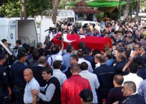 Polisler Bu Cenazede Eylem Yaptı