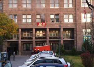 Eylemciler Dekanın Odasını Ateşe Verdi