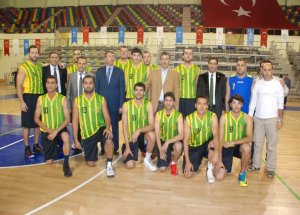 12 Dev Adam Sahneye Çıkıyor