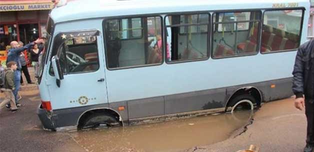 Yolcu İndirirken Yol Çöktü