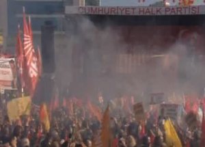 Adnan Keskin Sahnede Yere Düştü