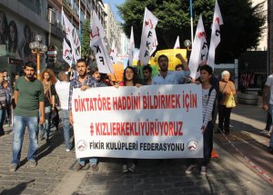 Mersin’de “Kızlı-erkekli Yürüyoruz” Eylemi