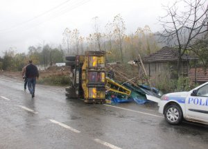 Cam Yüklü Kamyon Devrildi: 2 Yaralı