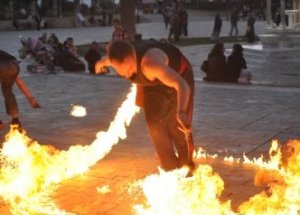 Polonyalı gezginlerden ateş dansı