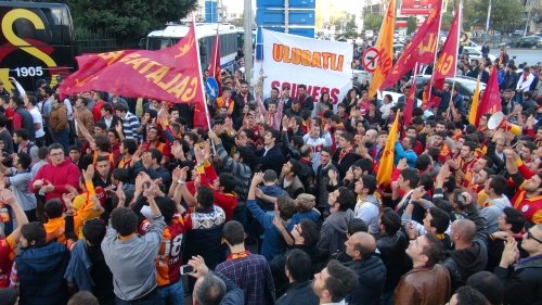 Galatasaraylılar belediye otobüsünü yumrukladı