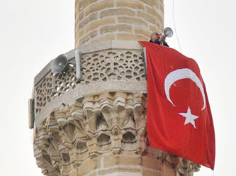 Cami minaresinde bir garip protesto