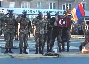 Türk Bayrağıyla Çirkin Gösteri