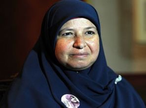 Esma hapiste babasına yoldaşlık ediyor