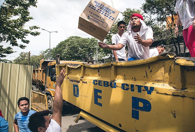 İngiltere Filipinler'e Yardım Gemisi Gönderdi