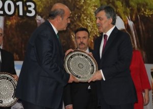 Gül, hayırsever iş adamlarına plaket verdi