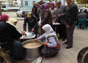 Müftülük Aşure Dağıttı