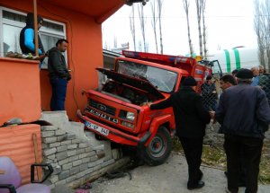 Kamyon Az Kalsın Eve Giriyordu