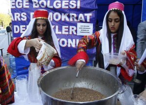 Aşure Kazanından Sevgi Ve Dostluk Yayıldı