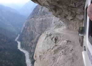 Uçurumun Kenarında Nefes Kesen Yolculuk