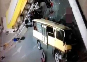 İstanbul'da Minibüs Üst Geçitten Uçtu