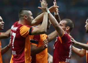 Galatasaray'ın Yıldızına 2 Dev Talip
