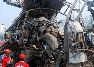 Pakistan'da Minibüs Uçuruma Yuvarlandı