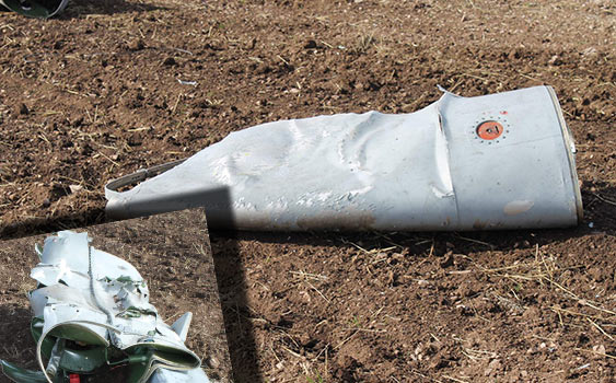 Savaş uçağının yakıt tankı araziye düştü