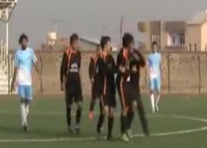 Futbolcusunu Döve Döve Sahadan Çıkardı!