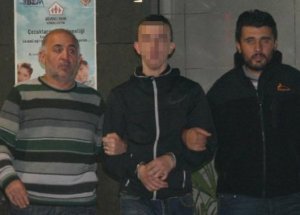 Çekmeyi Unuttuğu Eline Polis Bastı