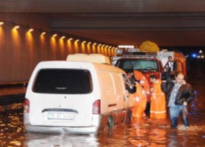 İzmir Sel Sularından Arınıyor