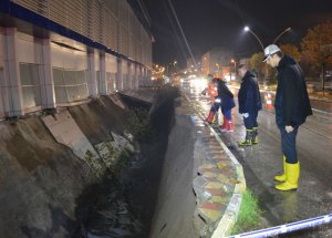 Avm’nin İstinat Duvarı Aşırı Yağış Nedeniyle Çöktü